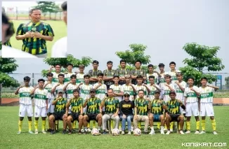 Ketua ASKAB PSSI Tulungagung Ahmad Baharudin saat berfoto bersama dengan para pemain dan pelatih Perseta 1070 U 17 , (Insert: Ahmad Baharudin saat memberikan motivasi kepada para pemain).