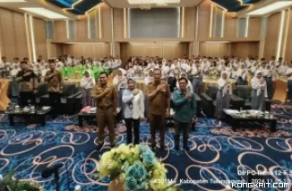 Foto dari kiri:  Kabid Poldagri dan Ormas, Budi Prasetyo, Komisioner KPU Susanah, Plt Kepala Bakesbangpol Tulungagung, Agus Prijanto Utomo dan Nara Sumber