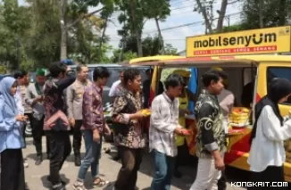 Melalui Mobil Senyum, Polres Tulungagung bagikan makanan bergizi gratis kepada mahasiswa yang mengikuti Intermediate Training di BLK  Ngunut