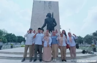 Ahmad Baharudin (dari kiri nomer 2) Ny. Yuyun Baharudin, Ny. Endang Gatut Sunu bersama sejumlah pengurus PIRA usai berziarah di TMP Rejoagung