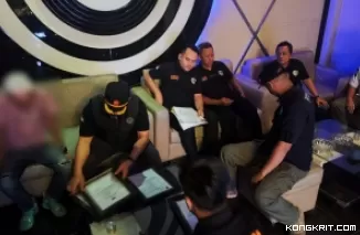 Petugas Gabungan Satpol PP Provinsi Jawa Timur bersama Satpol PP Tulungagung saat operasi di salah satu tempat hiburan malam