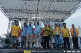 Muhammad Sarmuji dan Heru Tjahjono saat menyampaikan orasinya di kampanye Akbar pasangan GaBah di halaman GOR Lembupeteng