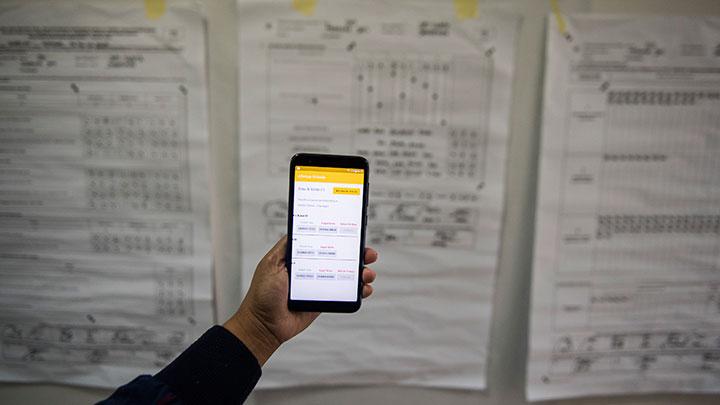 Petugas memeriksa data pengiriman dari lembar C-KWK saat uji coba Sistem Informasi Rekapitulasi (Sirekap) pemilihan serentak di SOR Volly Indoor Stadion Si Jalak Harupat, Kabupaten Bandung, Rabu, 9 September 2020. Uji coba aplikasi Sirekap tersebut dalam 