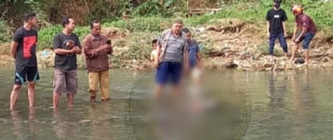 Warga bersama polisi saat melakukan evakuasi jenazah korban dari aliran sungai di Padang, Sumatera Barat, Senin (30/11/2020) | Ist/Halonusa