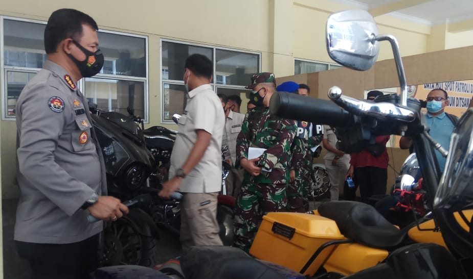 Kabid Humas Polda Sumbar, Kombes Pol Satake Bayu saat menunjukan barang bukti motor gede (Moge) yang disita pasca pemukulan angota TNI di Bukittinggi, Sumbar, Selasa, 22/12/2020. | Halonusa