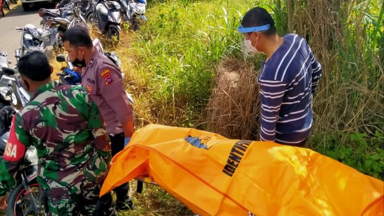 Petugas mengevakuasi jenazah perempuan tanpa indentitas yang ditemukan di  Jorong Bumbuang, Kenagarian Situjuah Batu, Kecamatan Situjuh Limo Nagari, Kabupaten Limapuluh Kota, Sumbar, Rabu (9/12/2020). Ist/Halonusa.