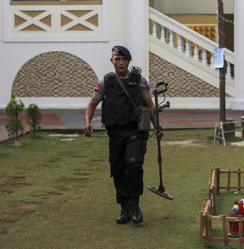 Personel Brimob Polda Sumbar berkualifikasi Jibom melaksanakan tugas mendeteksi dan menjinakkan bom saat menyisir gereja Katedral, Kota Padang, Sumatera Barat. Polresta Padang siap memberikan pengamanan di 32 gereja bagi umat kristen saat melaksanakan keb