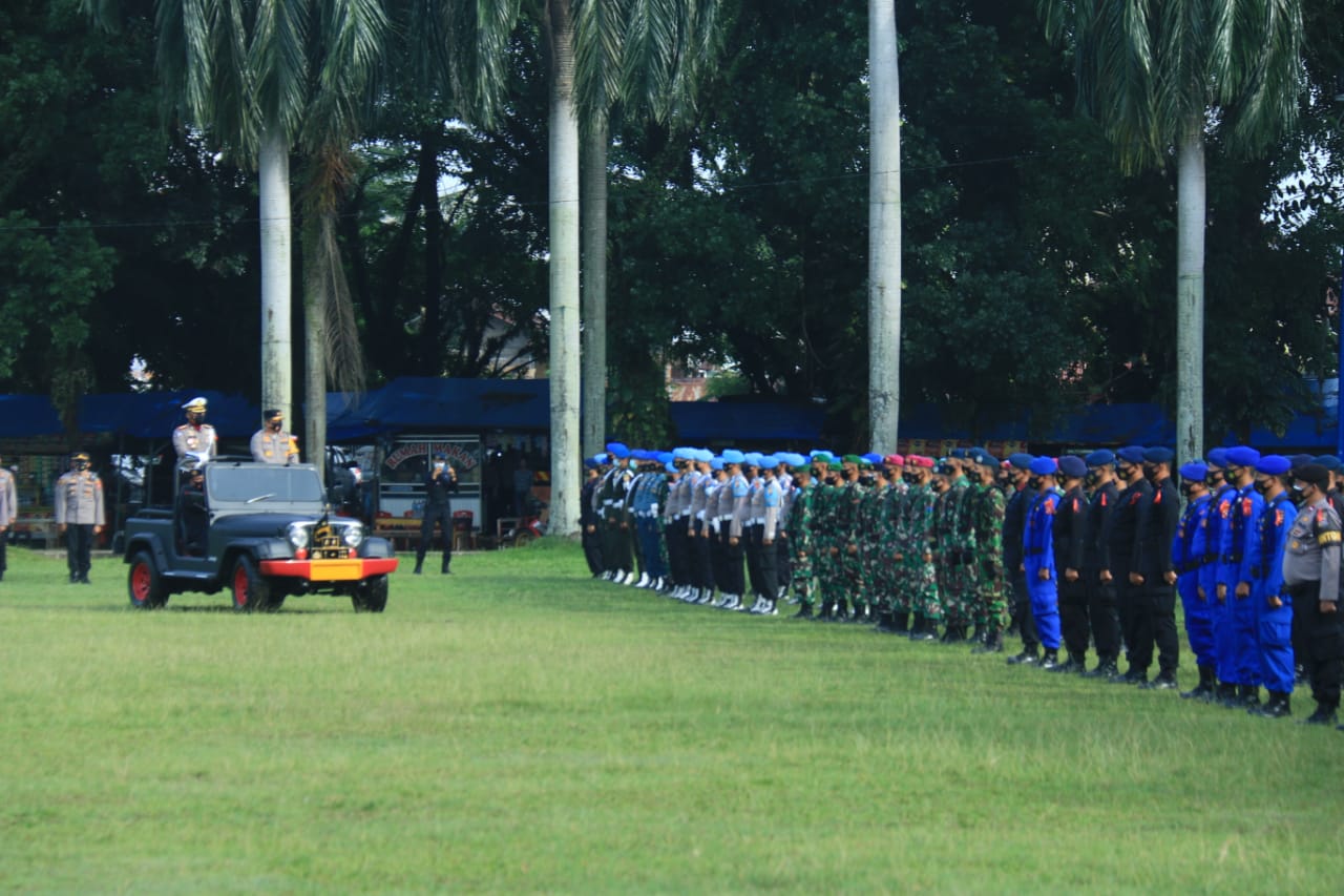 Kapolda Sumbar, Irjen Pol Toni Harmanto mengecek pasukan saat apel gabungan Operasi Lilin 2020, di Lapangan Imam Bonjol Padang, Sumbar, Senin pagi (21/12/2020). Kariadil Harefa/Halonusa.com