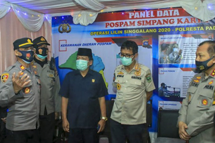 Kapolda Sumbar bersama gubernur didampingi wakapolda dan forkopimda saat  meninjau sejumlah pos pengamanan dan layanan Operasi Lilin 2020 | Halonusa