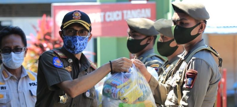 Kasat Pol PP Kota Padang, Alfiadi menyerahkan paket sembako kepada personel secara simbolis mewakili Ketua Korpri Padang