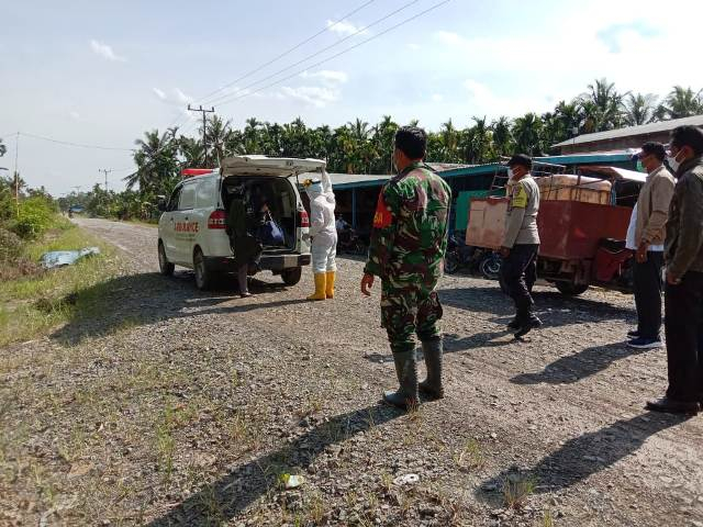 Proses penjemputan anggota KPPS Kelurahan Senyerang, Kabupaten Tanjung Jabung Barat, Jambi. | Halosumatera/Halonusa