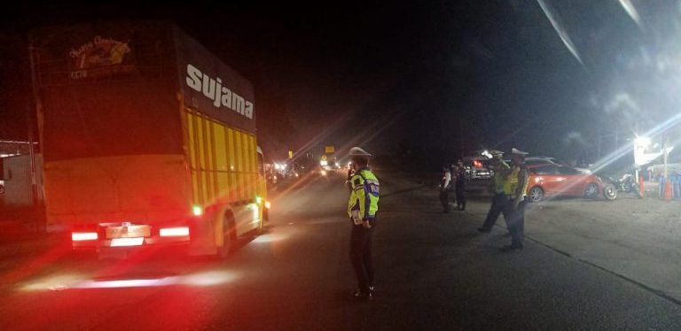 Puluhan personel Polres Dharmasraya diterjunkan di perbatasan Sumbar - Jambi. Halonusa