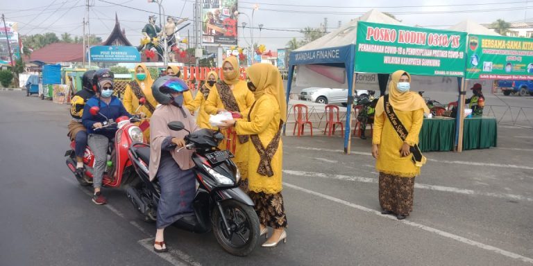 Polwan dan ASN di Mapolres Sijunjung, Sumatera Barat turun ke jalan protokol berbagi dengan masyarakat saat memperingati Hari Ibu di Indonesia