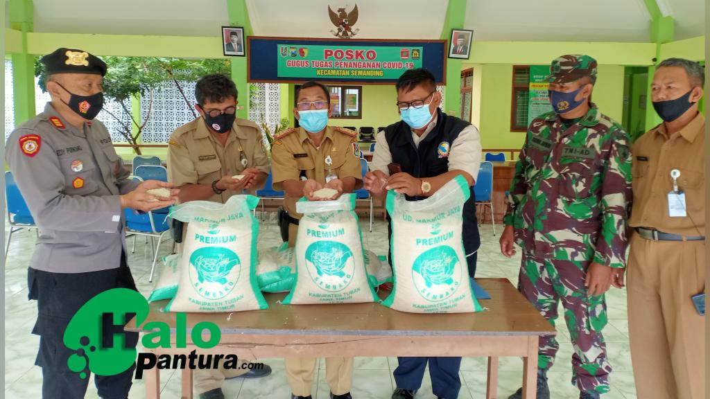 Pemeriksaan beras premium program BPNT untuk KPM di Kecamatan Semanding, Kabupaten Tuban. | Halopantura/Halonusa