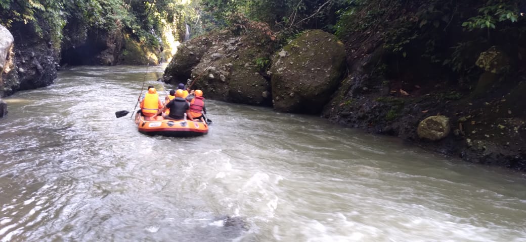 Anggota BPBD Solok Selatan, Sumatera Barat melakukan pencarian terhadap tukang perabot yang hanyut di Sungai Jujuan. Diduga terpeleset ketika memancing di sungai itu | BPBD Solok Selatan/Halonusa