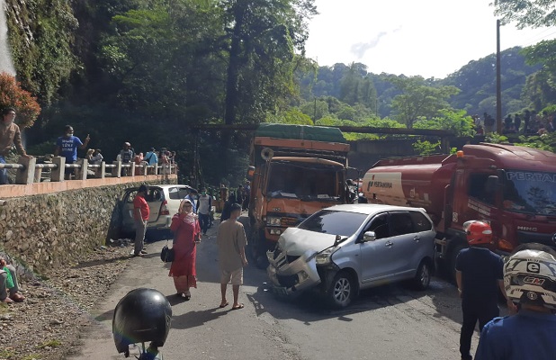 Tabrakan beruntun di Lembah Anai, Kabupaten Tanah Datar, Sumbar, Rabu (30/12/2020). (Istimewa)