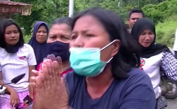 Seorang pedagang di Pantai Air Manis, Padang, memohon agar objek wisata kembali dibuka, Kamis (31/12/2020). (Halonusa/end)