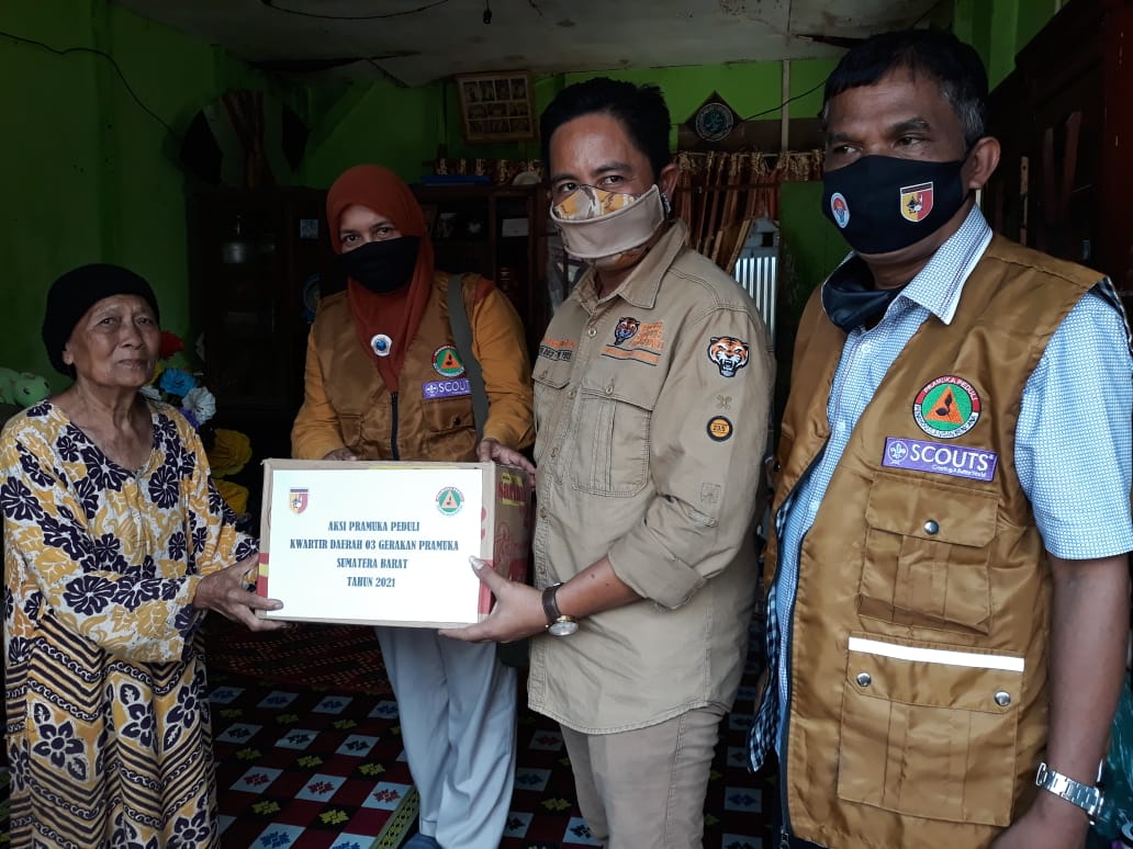 Pramuka Peduli Kwartir Daerah Gerakan Pramuka 03 Sumatera Barat menyerahkan paket bantuan kepada warga terdampak bencana banjir di Solok, Sumatera Barat, Jumat (22/1/2021) | Is/hHalonusa