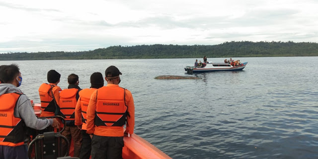 EVAKUASI NELAYAN | Tim SAR gabungan dan rescuer dari SAR Kelas B Mentawai mengevakuasi nelayan Syamsualam yang terdampar di perairan Goisooinan, Sipora Utara, Kabupaten Kepulauan Mentawai, Sumbar.