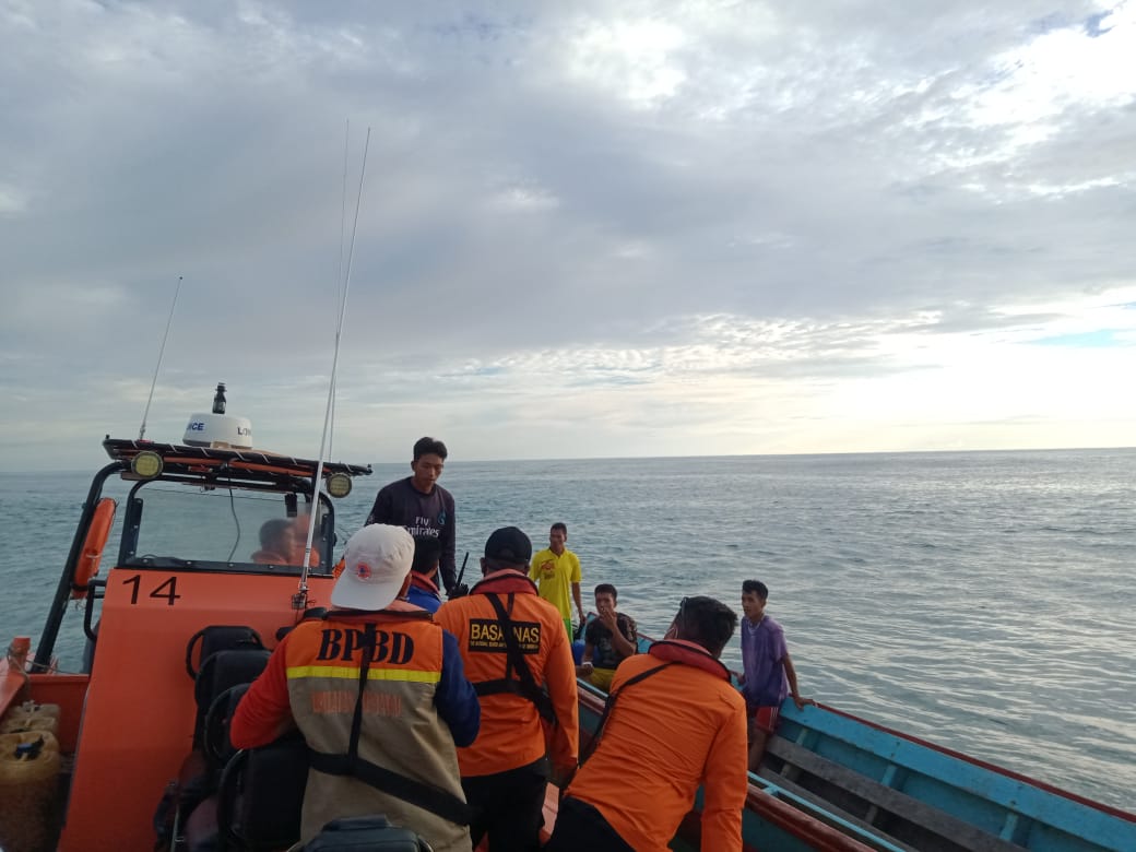 Tim SAR Kelas B Mentawai bersama nelayan Kepulauan Mentawai saat mengevakuasi jenazah Retta, nelayan hanyut dihantam gelombang di perairan pulau di Sumatera Barat itu | Gon/Halonusa