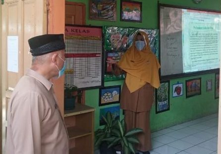 Wali Kota Padang Mahyeldi meninjau sejumlah sekolah yang menerapkan proses belajar tatap muka yang dimulai hari ini, Senin (4/1/2021).