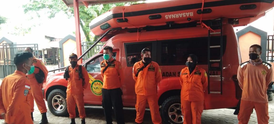 Basarnas Kelas A Padang mengirimkan enam petugas penyelamat (rescuer) dan alat utama untuk operasi SAR di lokasi banjir di Kota Solok, Sumatera Barat, Selasa (12/1/2021). Int/Halonusa.com