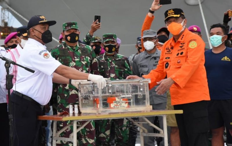 Tim Operasi SAR gabungan menemukan salah satu bagian dari alat perekam penerbangan (black box) Sriwijaya SJ-182 yang hilang kontak saat terbang Sabtu (9/1/2021) di Kepulauan Seribu, Jakarta.