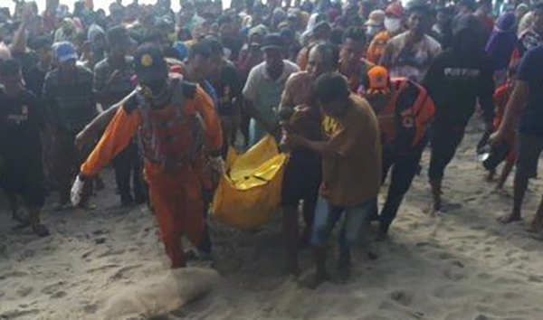 Evakuasi seorang nelayan yang hilang di pantai Muaro Jambu, Linggo Sari Baganti, Pesiri Selatan, Minggu (3/1/2021) | Int/Halonusa