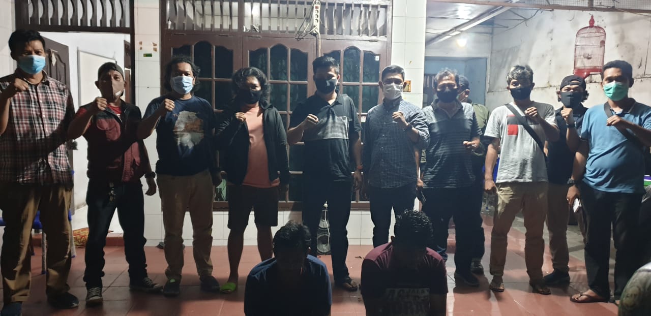 Anggota Reskrim Polres Sijunjung bersama tim Jatanras Polrestabes Medan saat meringkus sopir dan kernet bus ALS didiuga pelaku penganiayaan OK warga Sijunjung, Sumbar hingga meninggal dunia. Keduanya ditangkap di rumah persembunyian di Kota Medan, Sumater