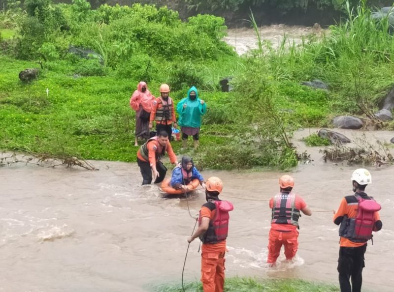 Basarnas Padang melalukan evakuasi terhadap empat warga yang terjebak air bah di Lubuk Minturun, Koto Tangah, Padang, Sumbar, Rabu 27 Januari 2021 | End/halonusa