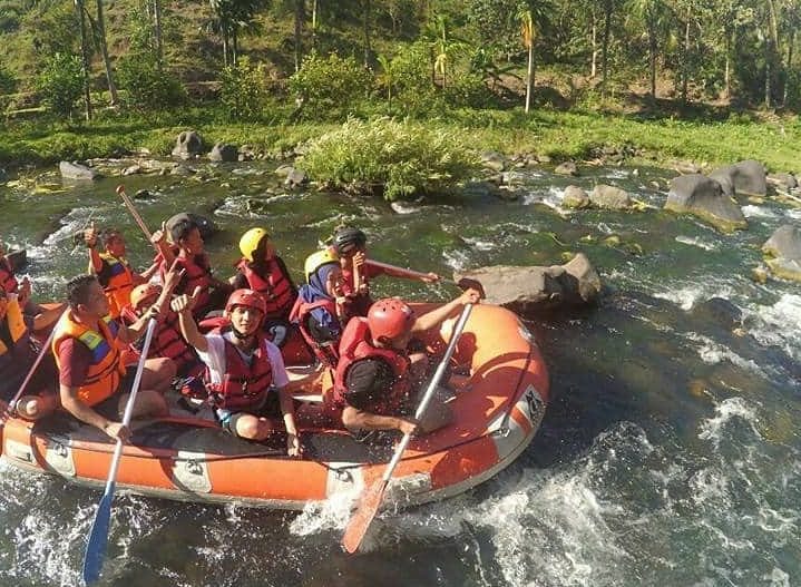 WAHANA AIR | Para penikmat arum jeram saat menjajal Batang Agam, salah satu lokasi wisata wahana air di Nagari Simarasok, Kecamatan Baso, Kabupaten Agam, Sumatera Barat. Source: Basamo Holiday/Halonusa.com