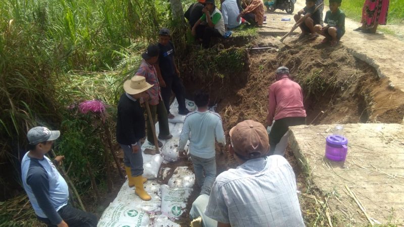 Jalan Terban karena Hujan, Warga di Agam Memasang 300 Turap