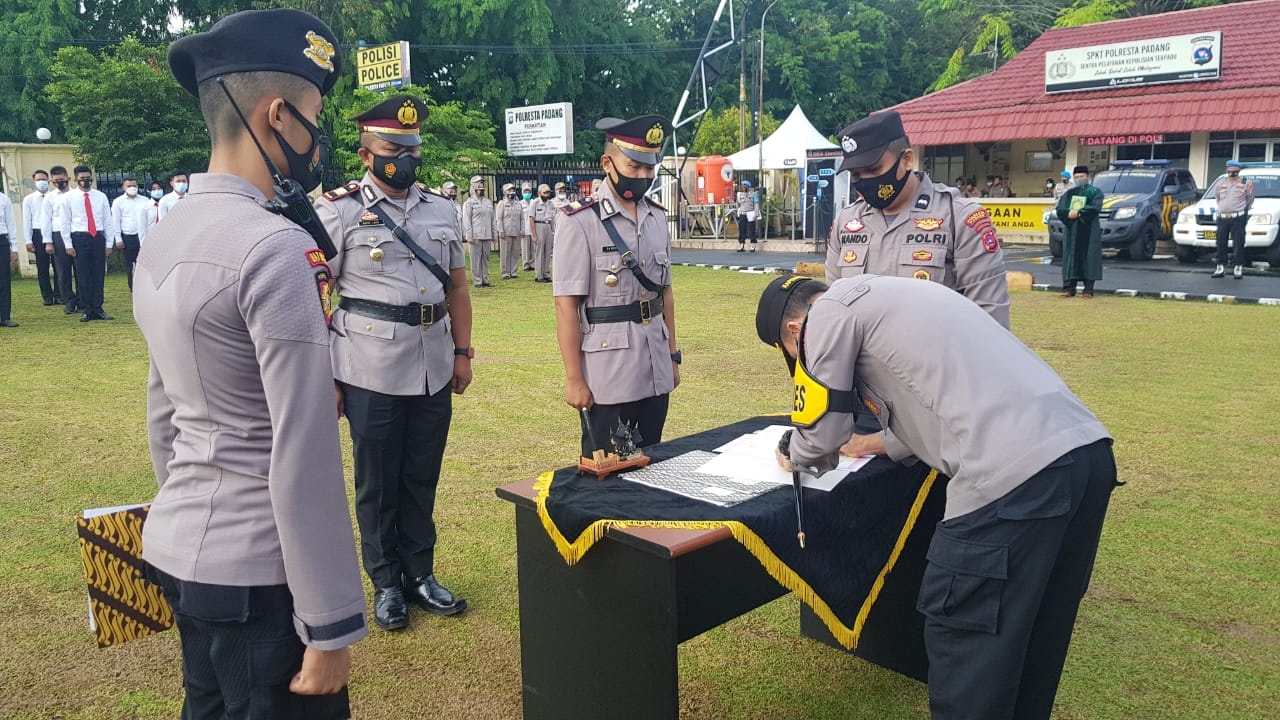 Kapolresta Padang Kombes Pol Imran Amir saat menandatangani berita acara sertijab di Mapolresta Padang, Kota Padang, Sumbar, Kamis (7/1/2021) | Halonusa