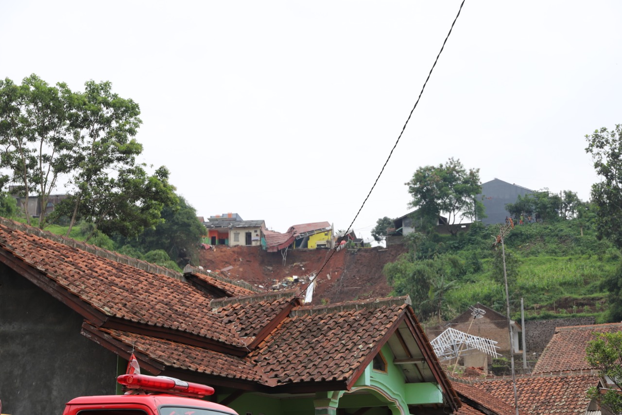 Longsor di kemiringan tanah di Desa Cihanjuang, Kecamatan Cimanggung, Kabupaten Sumedang, Jawa Barat. | BNPB/Halonusa