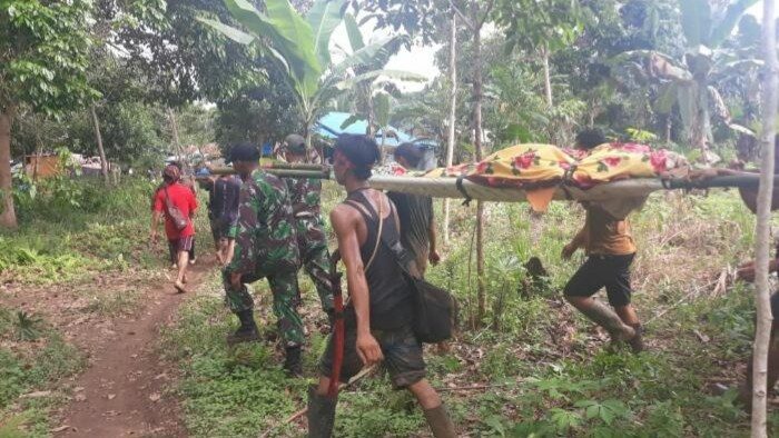 Penambang emas yang tertimbun longsor di desa Gunung Putri, Kecamatan Sungai Durian, Kabupaten Koto Baru, Kalimantan Selatan (Sabtu, 4/5/2019). Ilus/Halonusa.com