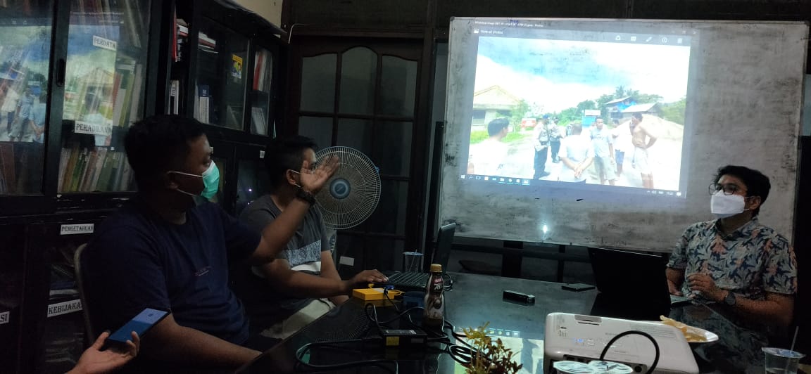 Salah seorang warga Korong Simpang Buayan, Lubuk Aluang, Padang pariaman saat di LBH Padang, Rabu  (20/1/2021) menunjukan bukti terkait dugaan arogansi aparat keamanan di lokasi galian C dekat pembangunan jalan tol Padang-Pekanbaru. Int/Halonusa