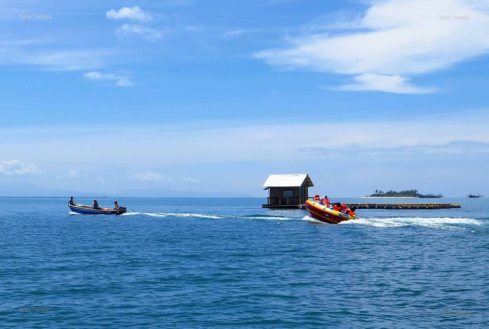 Ilustrasi- Wisatawan bermain atraksi Donat Boat salah satu permainan yang jadi daya tarik wisata di Pulau Angso Duo, Pariaman | Spource: Tomi Tanbijo/Halonusa