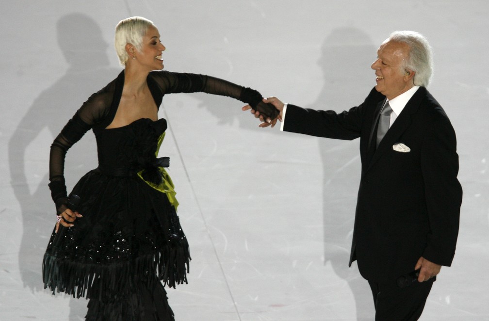 Carlos do Carmo tampil di stadion Luz, di Lisbon, pada 2007 - Foto: Jose Manuel Ribeiro / Reuters