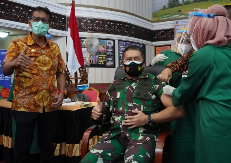 Komandan Korem 032/Wirabraja Brigjen TNI Arief Gajah Mada, SE.MM jadi orang yang pertama disuntik vaksin yang dilaksanakan   dalam acara Pencanangan Vaksinasi Covid-19 tingkat Provinsi bersama Forkopimda di Kantor Gubernur Provinsi Sumatera Barat. | Halon