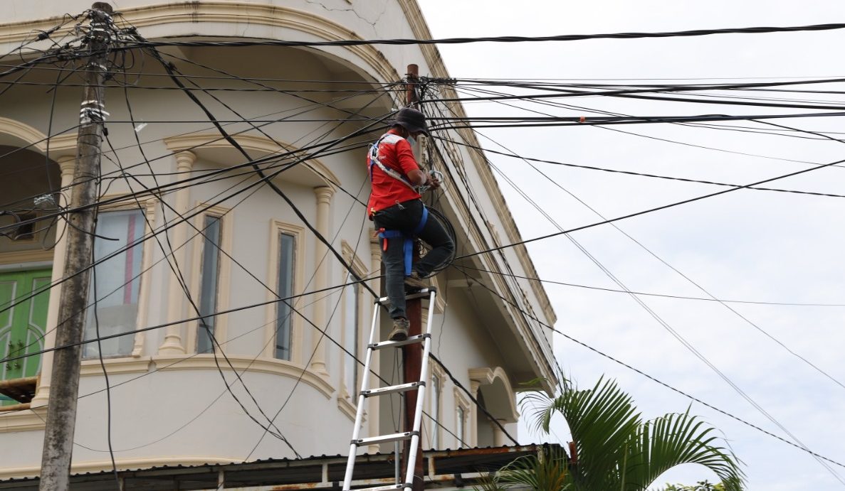 PERBAIKI INSTALASI | Personel PLN memperbaiki jaringan instalasi listrik di Kabupaten Mamuju, Kamis (21/1/2020). PLN menerjunkan 348 personel untuk memperbaiki kelistrikan di wilayah Mamuju dan Majene. PLN/Photoexs/Halonusa.