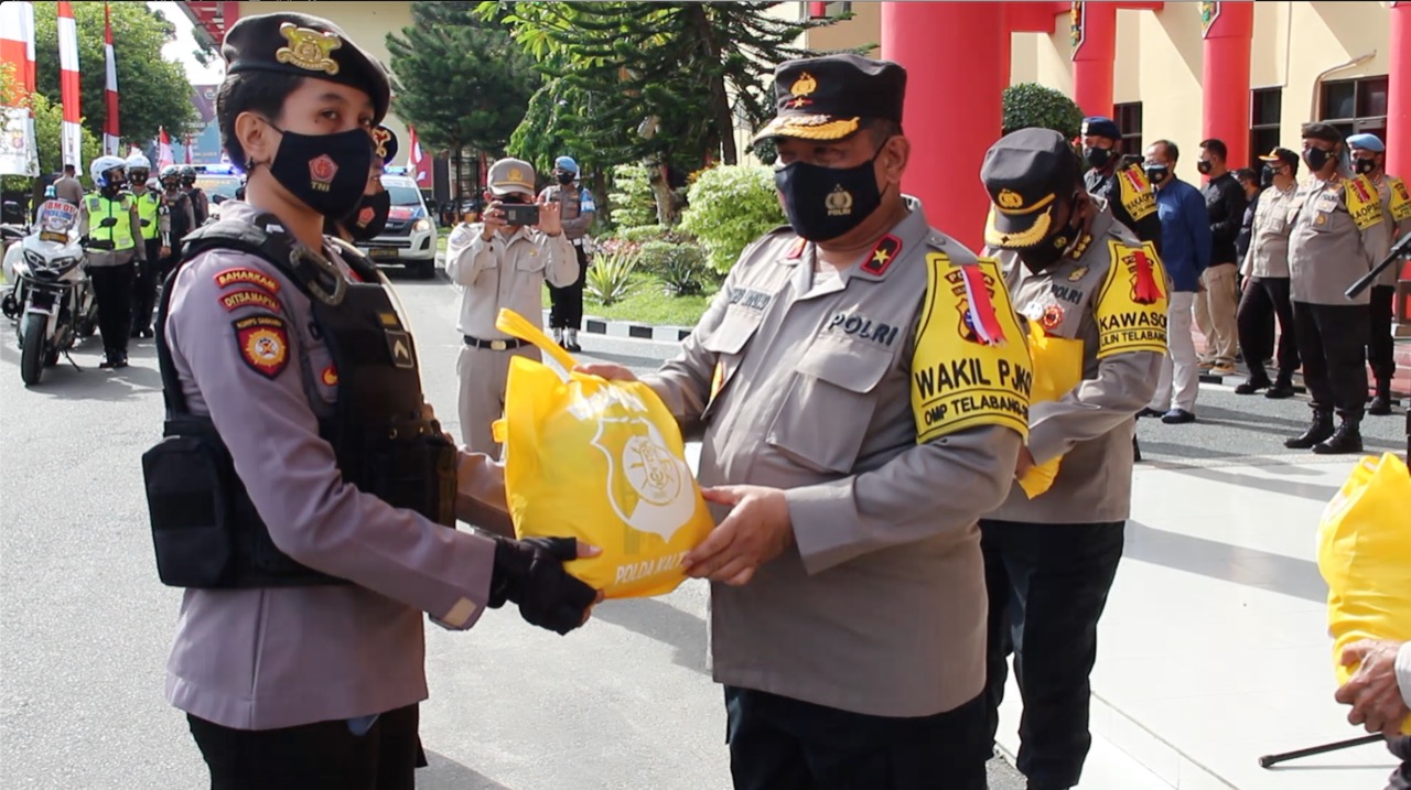 Wakapolda Kalteng, Brigjen Pol Indro Wiyono menyerahkan paket bansos kepada personel yang kemudian didistribusikan ke masyarakat, di depan Loby Polda Kalteng, Sabtu (2/1/2021).