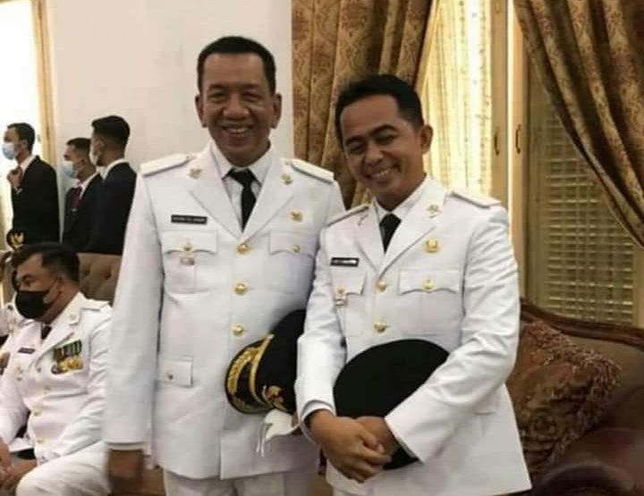 Bupati Pesisir Selatan Rusma Yul Anwar dan Wakil Bupati Pesisir Selatan Rudi Hariyansyah di sela-sela pelantikan mereka sebagai pemimpin daerah Pesisir Selatan, Sumatera Barat untuk lima tahun ke depan, Jumat (26/2/2021). 