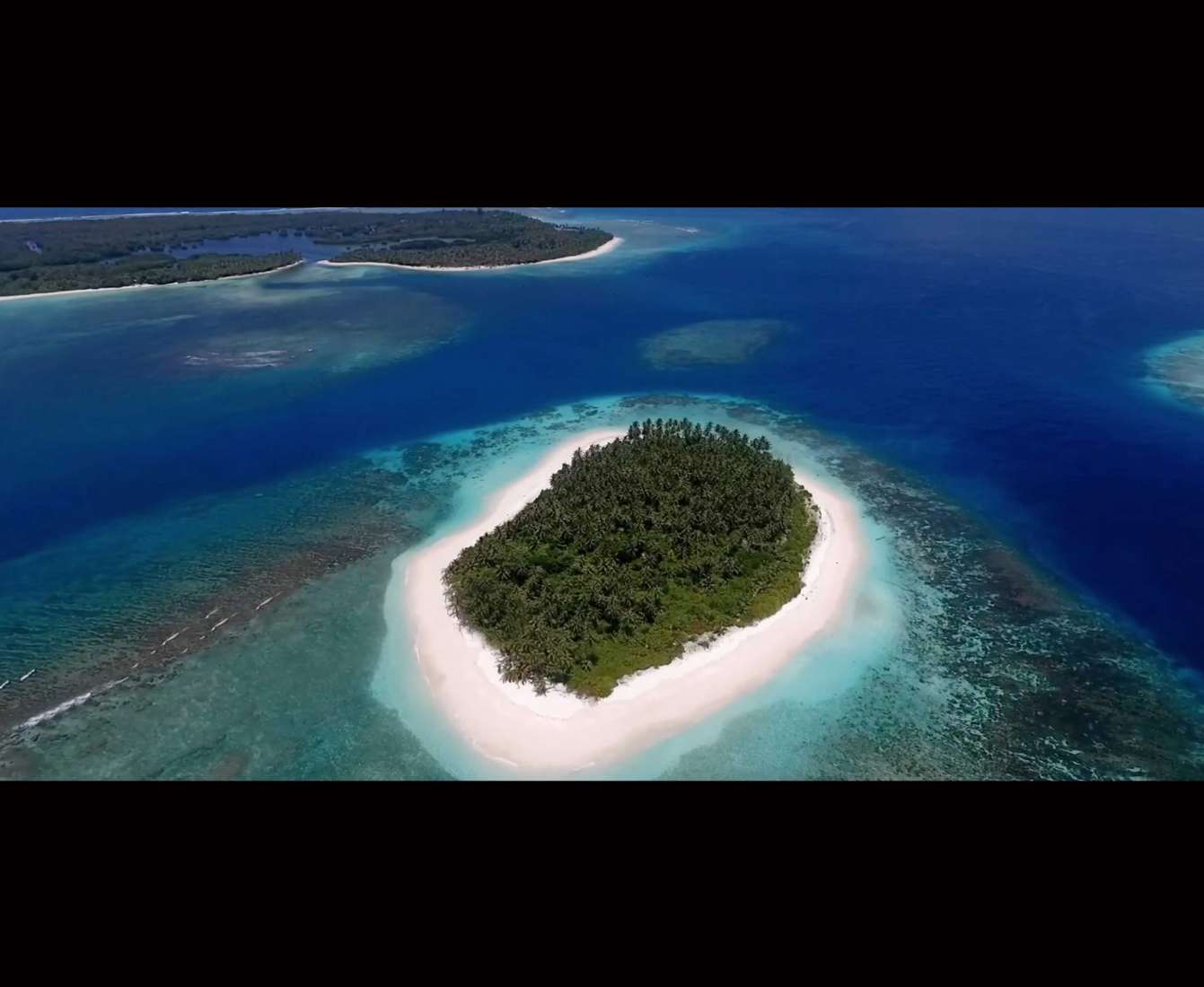 Pulau A-Frames (nama asli, "Pulau Panangalat") terletak 25 kilometer sebelah utara ibu kota Mentawai (Tua-Pejat) yang ditawarkan dalam situs .privateislandsonline.com