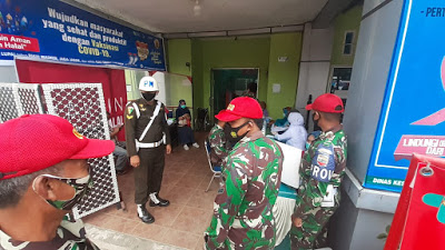Puluhan prajurit TNI-AD yang dinas di Koramil 03/Pulau Punjung (Koramil Pulau Punjung), Kabupaten Dharmasraya, Sumatera Barat (Sumbar) menerima suntik vaksin corona Sinovac, Jumat (12/3/2021).