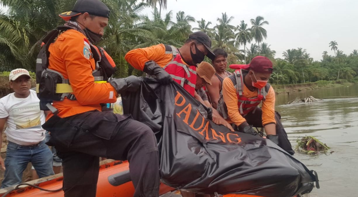 Tim Basarnas Padang bersama relawan lainnya mengevakuasi jenazah nenek yang mencari pakis di kebun sawit di Nagari Kambang Barat, Kecamatan Lengayang, Kabupaten Pesisir Selatan, Sumatera Barat, Jumat siang ini. | Halonusa.com | 