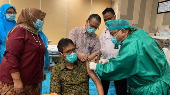 Mantan Gubernur Sumbar, Irwan Prayitno saat disuntik vaksin di RSUP M Djamil Padang, 2 Maret 2021 lalu. (Foto: FB Irwan Prayitno)