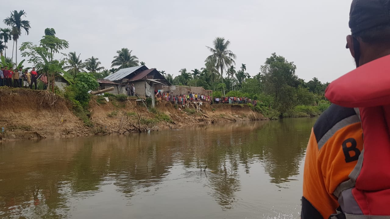 Tim SAR gabungan melakukan pencarian korban yang hilang mencari pakis di kebun sawit, di Nagari Kambang Barat, Kecamatan Lengayang, Kabupaten Pesisir Selatan, Sumatera Barat, Jumat (12/3/2021) | Halonusa.com | 