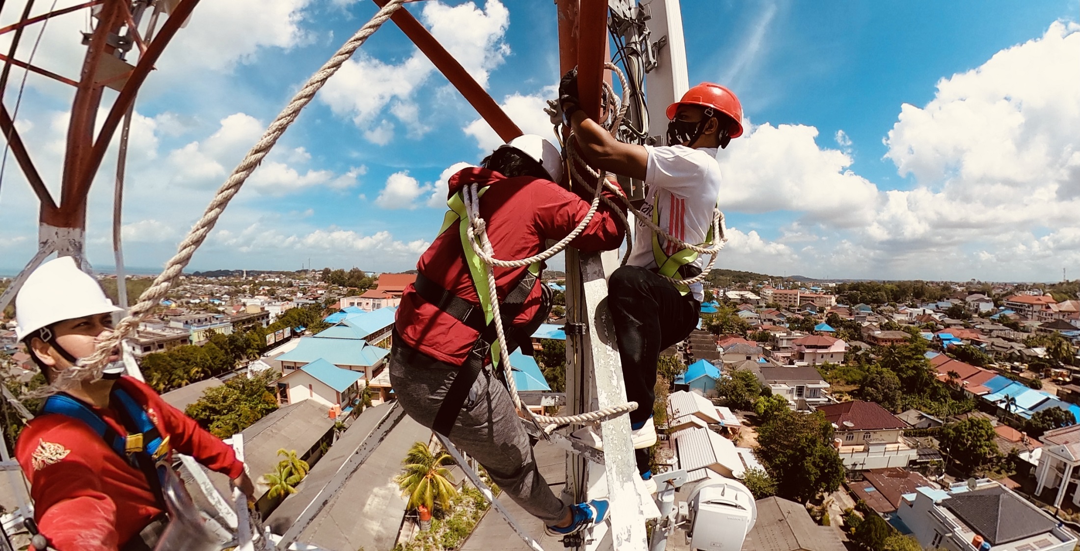 Telkomsel secara resmi menjadi salah satu pemenang Seleksi Pengguna Pita Frekuensi Radio 2,3 GHz dengan total 20 MHz alokasi pita frekuensi tambahan sesuai dengan Keputusan Menteri Komunikasi dan Informatika (Kemkominfo) RI. Tambahan spektrum ini akan dim