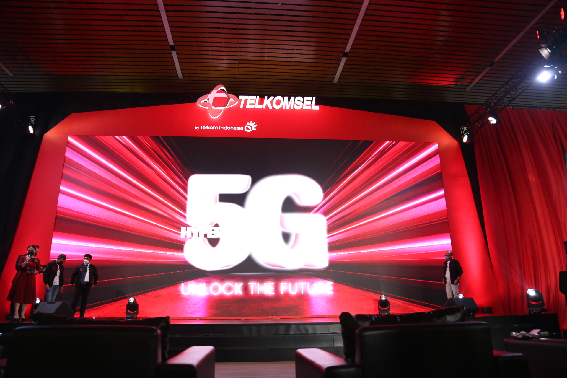 Telkomsel resmi menjadi pioneer layanan 5G di Indonesia yang akan memperkuat kapabilitas digital nasional dan pendorong transformasi Indonesia menuju kedaulatan serta kemandirian digital untuk setiap lapisan masyarakat melalui pengembangan bertahap dari s