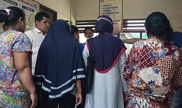 Empat orang wanita asal Sumut saat diamankan di Polsek Guguak, atas dugaan pencurian. (Ist)